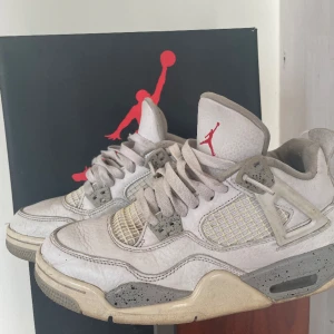 Jordan 4 white oreo - Säljer dessa jordan 4 som är köpta från pardon my kicks i göteborg för 3500 kr💕 ganska använda är därför öppen att diskutera priset såklart💕💕 Skriv för fler bilder eller om du har några funderingar!