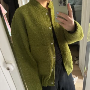 ZARA Ull bomberjacka - Säljer min Zara Bomberjacka i grönt! Använd fåtal gånger. Storlek M/L.