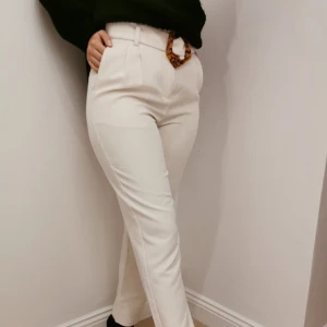 Cremefärgade byxor stl 34 helt nyskick - Cremefärgade byxor i storlek 34, helt nyskick. Använt endast en gång.