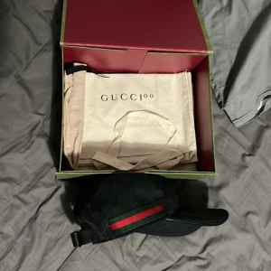 Svart Gucci keps - Tja säljer denna snygga Gucci keps som är nästan helt ny bara provad på 2 gånger storleken är xs du kan spänna ut långt så passar dom flesta huvudena skicket skulle jag säga är 9,5/10 det är bara att skriva om ni undrar något mer nypris runt 3000kr