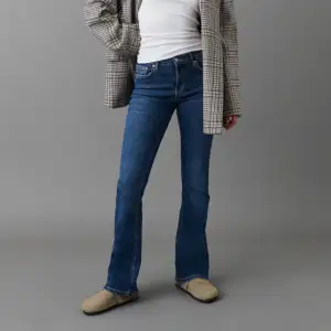 Säljer mina lowwaist bootcut mörkblå jeans från Gina Tricot i storlek 36, använda 1 gång💕