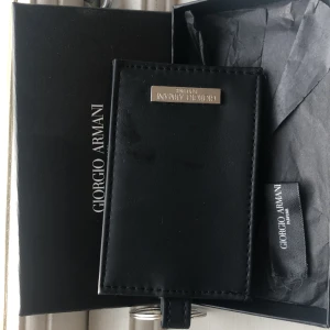 Giorgio Armani korthållare  - Giorgio Armani Kotthållare har aldrig använt den (fake tror jag)