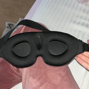 Ny sovmask - Helt ny och oanvänd sovmask som är bättre än vanliga då denna inte trycker emot och förstör ögonfransarna. Är mycket skonsam mot dem och väldigt mjuk generellt. Råkade köpa dubbla. Är bra om man har lösögonfransar.Justerbar.Köparen står för frakten ❤️