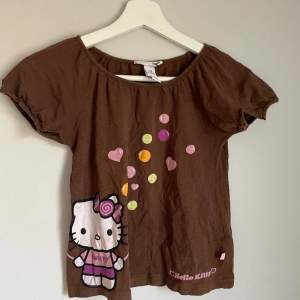 Brun baby tee med Hello Kitty tryck