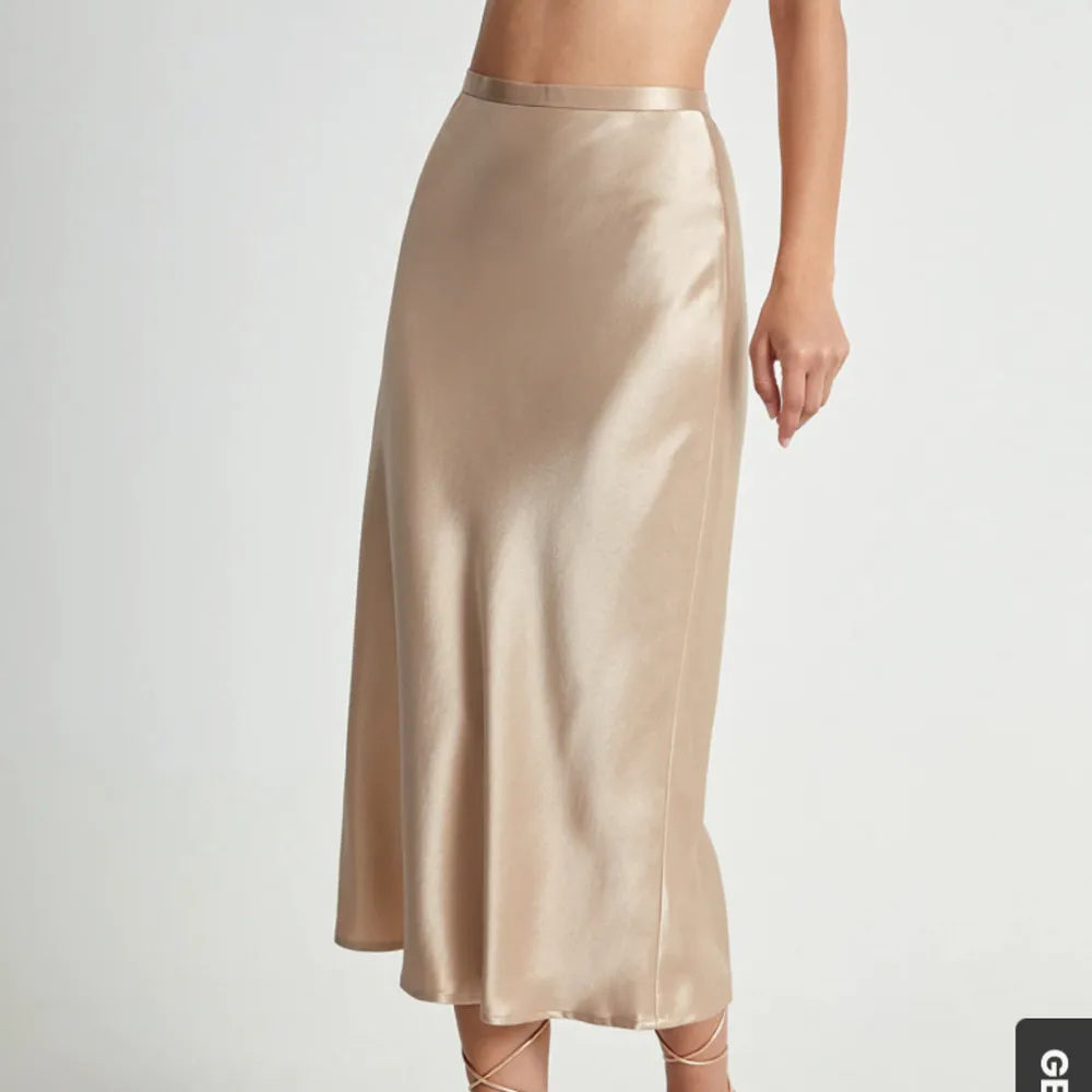 Säljer denna underbara ljusrosa/champange färgade kjolen. Perfekt till sommaren🤍. Kjolar.