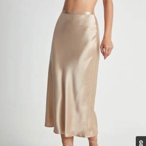Säljer denna underbara ljusrosa/champange färgade kjolen. Perfekt till sommaren🤍