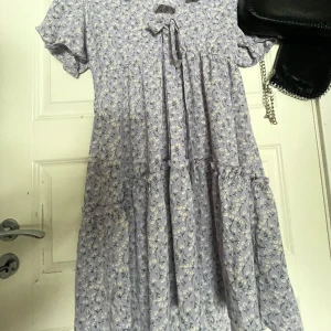 Sommarklänning  - Säljer denna superfina klänningen perfekt till sommaren💗