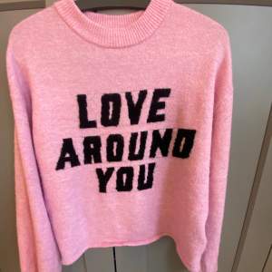 Säljer min jättefina stickade tröja från HM där det står ”Love around you” på❣️ säljer pågrund av att tröjan inte kommit till andvändning. Kan tänka mig att sälja tröjan för 150kr!💓nypris runt 300