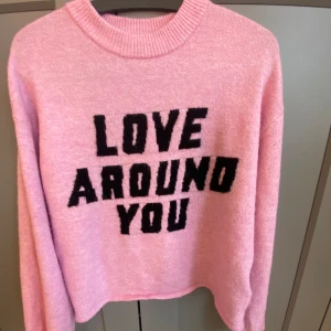 Stickad tröja - Säljer min jättefina stickade tröja från HM där det står ”Love around you” på❣️ säljer pågrund av att tröjan inte kommit till andvändning. Kan tänka mig att sälja tröjan för 150kr!💓nypris runt 300