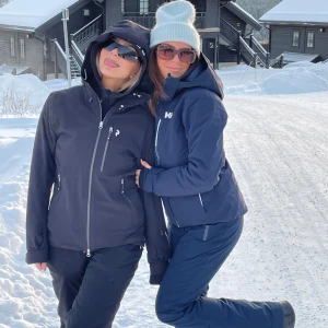 Skidjacka  - Marinblå skidjacka från Helly Hansen. Modellen heter Alphelia LIFALOFT ski jacket och är en vadderad jacka som passar alla väder. Köptes förra året för 5500kr och har använts sparsamt under en säsong. Därav är jackan fortfarande i nyskick. Vid frågor