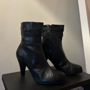Vagabond boots med klack - Boots från vagabond med smal klack & dragkedja på insidan storlek 37 av äkta läder.