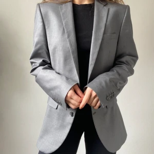 Grå oversize kavaj - Grå kavaj/blazer, herr storlek 48 (motsvarar herr M) - jag är en dam S och den är oversize på mig.  Märke: Selected homme 