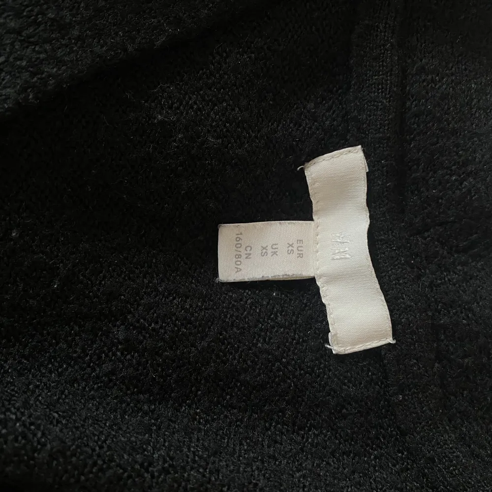 Svart stickad tröja från H&M i storlek xs den som köper står för frakten(69kr)🌟. Stickat.
