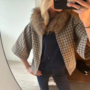 Jacka/ kofta - Såå fin jacka/ kofta med trekvartsärmar som är köpt secondhand och så har jag satt på en krage i 100% äkta tvättbjörnspäls💕 den sitter fast med knappar så går enkelt att ta av om man önskar