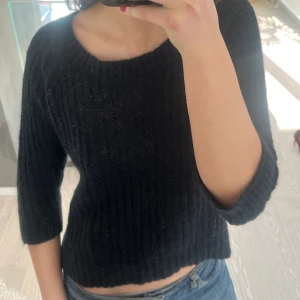 Svart stickad - Fin klassisk svart stickad tröja som passar till allt!!🥰 Tröjan har trekvartsärmar och liten slit på sidorna av tröjan. 