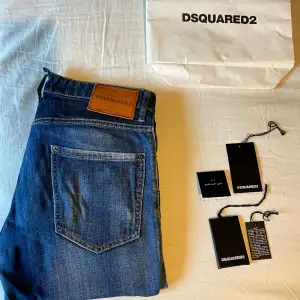 Tjena! Säljer ett par äkta Dquared2 jeans från Dsquareds egna butik. Dom är i toppen skick och har typ regular fit. Passar dig runt 180 lång Modellnamn: Cool Guy Jean Dsquareds Storlek: 46 Nypris ligger runt 8000-9000kr Alla taggar samt kvitto finns 