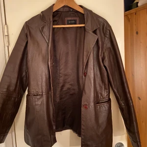 Skinnjacka  - En snygg vinröd/något brun skinnjacka💗
