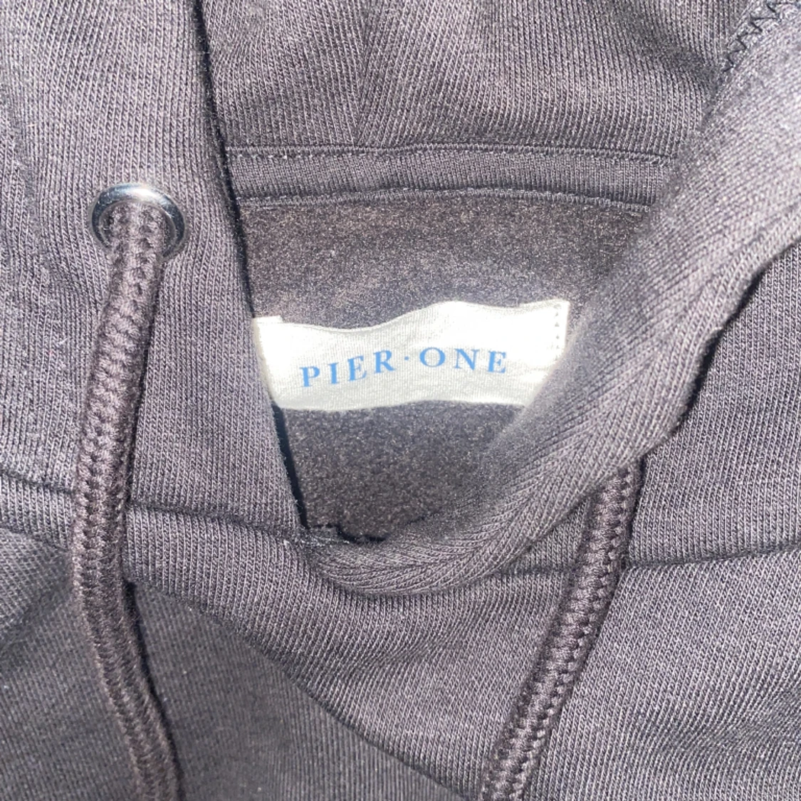Säljer min hoodie som ja fick i julklapp knappast använts fick i ett pack svart och grå svarta har bara suttit i garderoben - 91