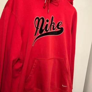 Vintage Nike  - Hoodie i bra skick. En fläck nere vid mudden av ena armen men inget man stör sig på så mkt . 