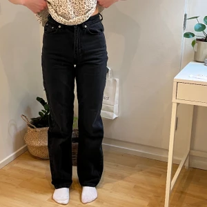 Svarta Högmidjade Jeans - Säljer dessa svarta högmidjade jeansen i storlek 32 från NA-KD! Plagget är i bra skick och priset går att diskutera!💞