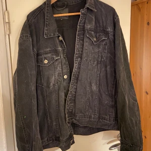 Jeansjacka - En fin jeansjacka från lager 157 i en grå/svart tvätt❣️pytteliten grön färgskvätt på ena armen men syns knappt