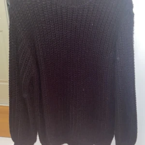 Ribbstickad tröja - Svart Ribbstickad tröja, något oversize. Bra kvalité 