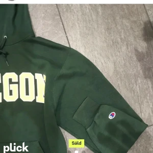 Vintage champion hoodie - Säljer min vintage champion hoodie som är köpt här från Plick! Jätte bra skick och jätte mysig! Storlek S frakt tillkommer 🤍🤍går självklart att skicka bud❤️