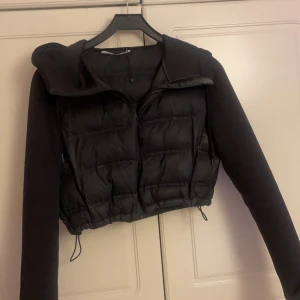 Zara jacka - Tunn Kort jacka köpt från zara med luva i storlek M , liten i storlek , i bra skick jackan säljs nu för 190 kr