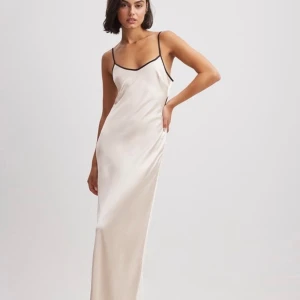 Balklänning  - Oanvänd satinklänning från NA-KD med prislappen kvar. Helt slutsåld i princip alla storlekar! Modellen är 175 cm lång, nypris 699:- Kund står för frakten 