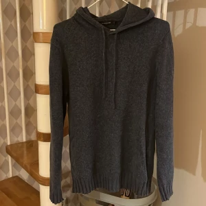 Ullblandad hoodie - En snygg hoodie från dressman som inte längre säljs och jag har knappt använt den alls så jag säljer nu denna i väldigt bra skick.