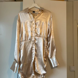 Klänning - Superfin klänning från Gina💕 Använd ca 2 gånger. Den glänser väldigt fint😍