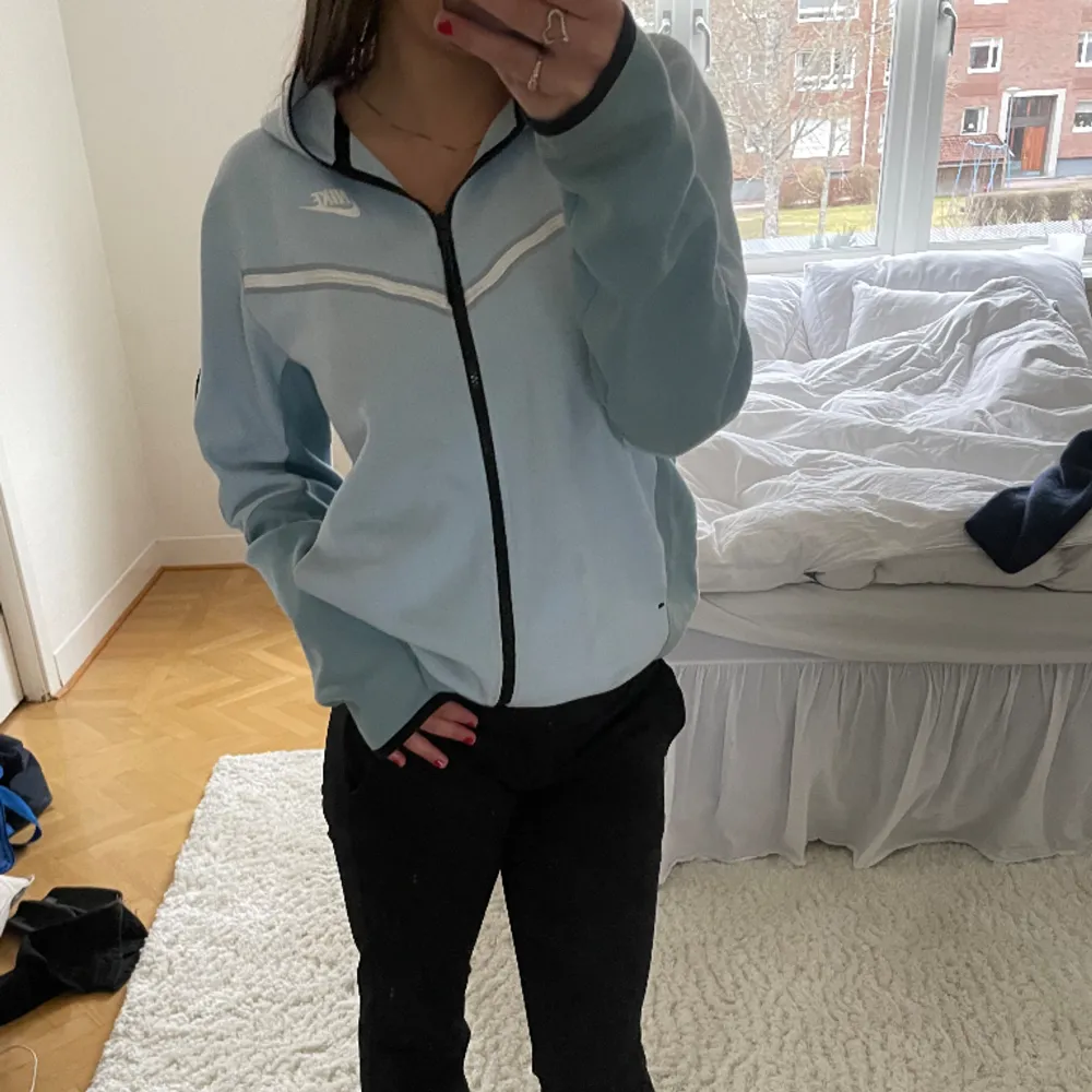 Säljer nu min fina Nike tech i den ljusblåa färgen🩵 . Hoodies.