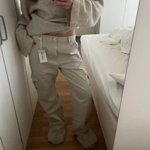 Nya beige cargobyxor från nakd - Jättefina långa helt nya cargobyxor från nakd, strl 40 för att de ska var lite oversized, har egentligen strl 38🫶🏼frakt tillkommer. Nypris 699