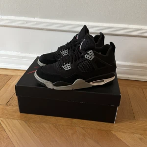 Jordan 4 black canvas  - Snygga Jordan 4 black canvas. Använda en sommar, skick 7/10. Box följer med. Skorna säljs för ungefär 4000-5500 just nu. Dom är såklart äkta. Mitt pris 1400