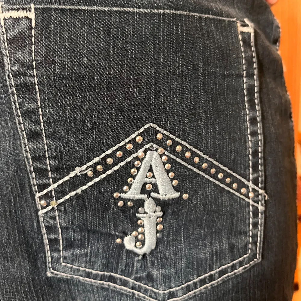 Mörkblå jeans från Armani med vita sömmar. Passformen är rätt raka men lite utsvängda nertill. Jeans & Byxor.