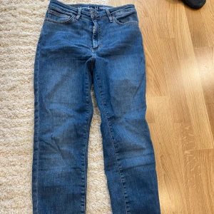 Peachy skinny jeans - I gott skick men några små hål, se bilder 🤍