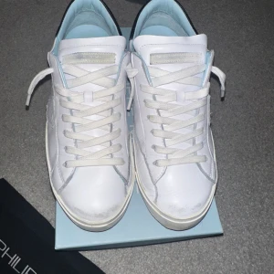 Phillipe model - Helt nya Phillipe model skor i storlek 41. Box, dustbag medföljer. Skick 10/10. Det är bara att skriva vid funderingar, kvitto kan visas✅