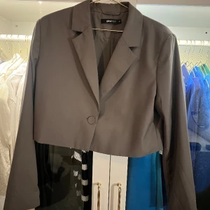 Grå croppad kavaj - En grå croppad kavaj från Gina Tricot i storlek 40🤍 Passar mig som bär 36-38 men har då lite oversized fit. Fint skick men köptes för längesen! 100kr eller bud