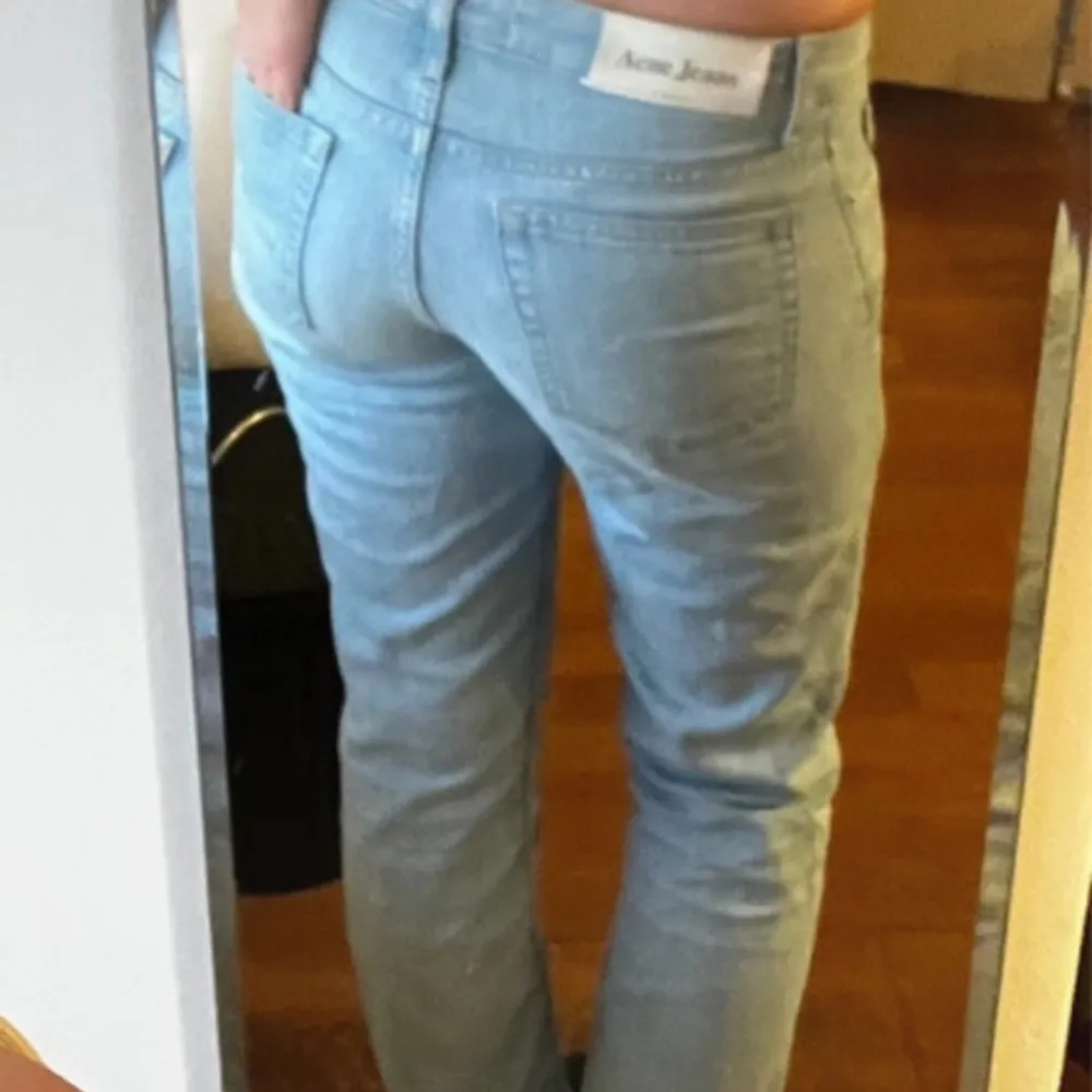 Ljusblå, lågmidjade acne jeans i strl S! I jättefint skick. . Jeans & Byxor.