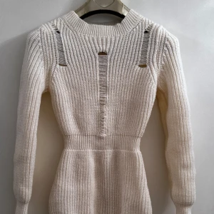 Väldigt Snygg Klänning ( Strl.M ) Helt ny ! - Säljer en väldigt fin klänning / tröja / tunika i storlek M.  Aldrig använd.  Pris endast 200 kr eller kom med prisförslag…. 🌸🌸🌸