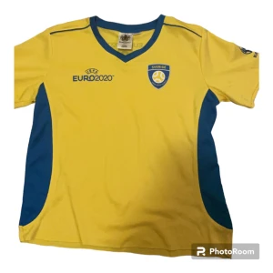 Sverige Babytee - Sverige Vm2 2020 fotbollströja med coola detaljer som passar som en babytee. På ena ärmen är den lite missfärgad men det är inte något man märker av!