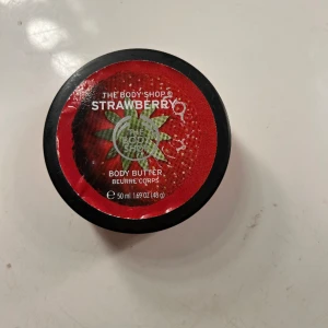 Body butter - Body butter från the body shop i doft strawberry. ALDIG använd 