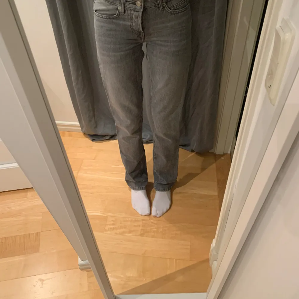 Säljer dessa low Waist jeans i storlek Xss men passar även som storlek Xs. Använda fåtal gånger. Pris kan diskuteras! Endast Swish!. Jeans & Byxor.