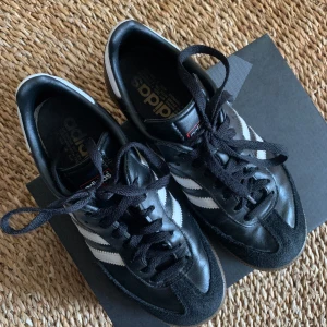 Adidas samba indoor/football shoes - Couldn't break them in, so I will sell them. My foot size is 38, but these are too thight for me. So l'd recommend them for someone who has very narrow feet or between size 37-38. With box and receipt. Pick up in Stockholm, or I can post it.  