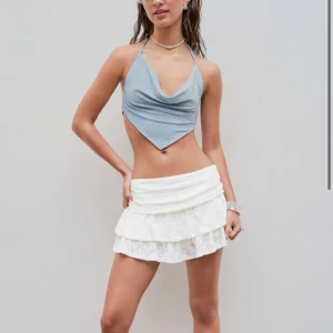 Helt ny kjol - Har ALDRIG använt den bara testa. Volang kjol i spets med Inbyggda shorts.  Strl M men jag har S.  Tröjan säljs i en annan annons! 