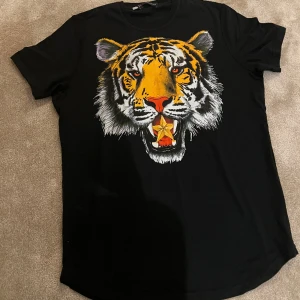 Svart dsquared T-shirt  - Svart dsquared2 T-shirt med tryck. Använt fåtal gånger. Storlek L
