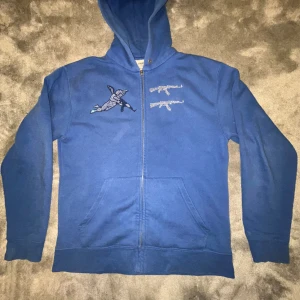 One of one zip up - Jätte snygg one of one zip hoddie, ny pris 1500kr . Inga stenar har ramlat av och tröjan är i mycket bra skick. Hör av dig vid mer funderingar 🤝