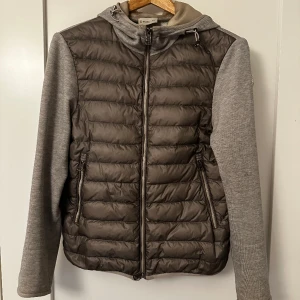 Moncler cardigan - Hej säljer min Moncler cardigan. Självklart äkta. Jättefint skick men har en liten lagning som knappt syns, därav priset. Skickar gärna närmre bild på det. Storlek s Hör gärna av dig vid frågor. Kan gå ner i pris vid snabb affär. Mvh Anton