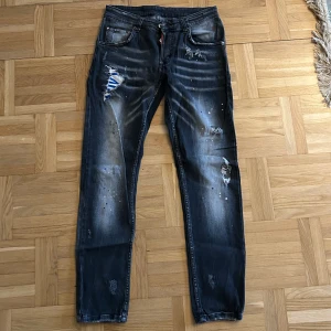 Dsquared slim jeans 30 - Size 30 i midja, passar dig mellan 170-180. Nyskick. DM här eller på ig vid frågor :)