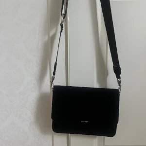 Svart väska NAKD - Svart väska från NAKD, använd max två gånger🥰Nypris 499kr